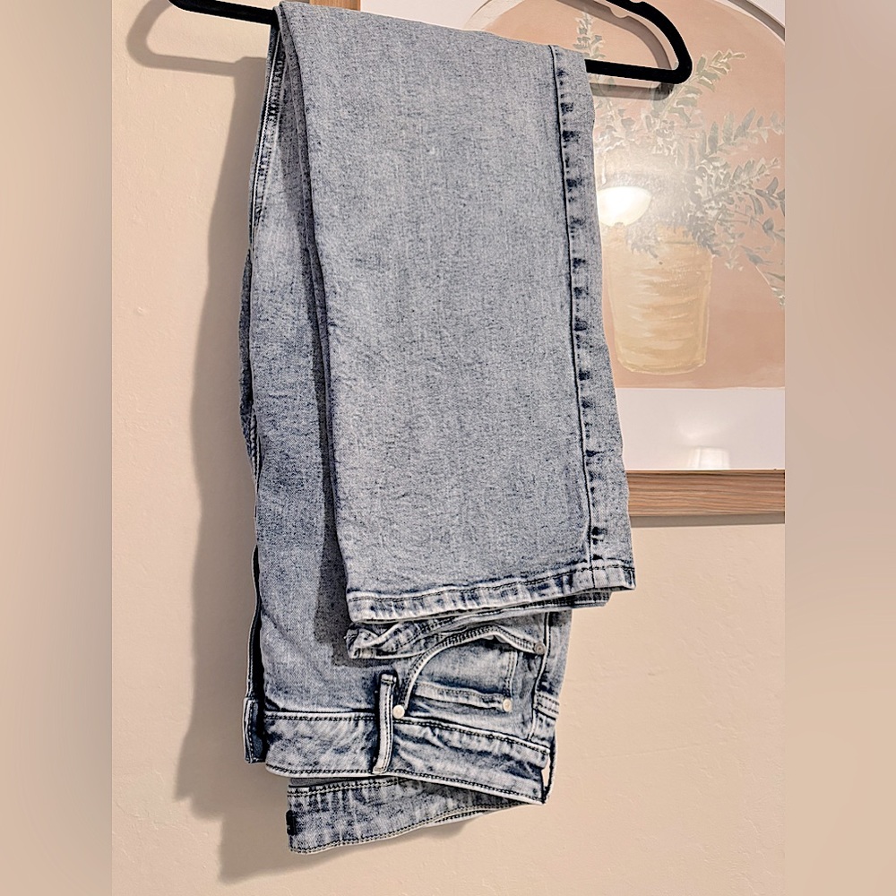 NWOT-Vera Wang-Simply Vera-Size 10-Relaxed Straight Leg-Jeans